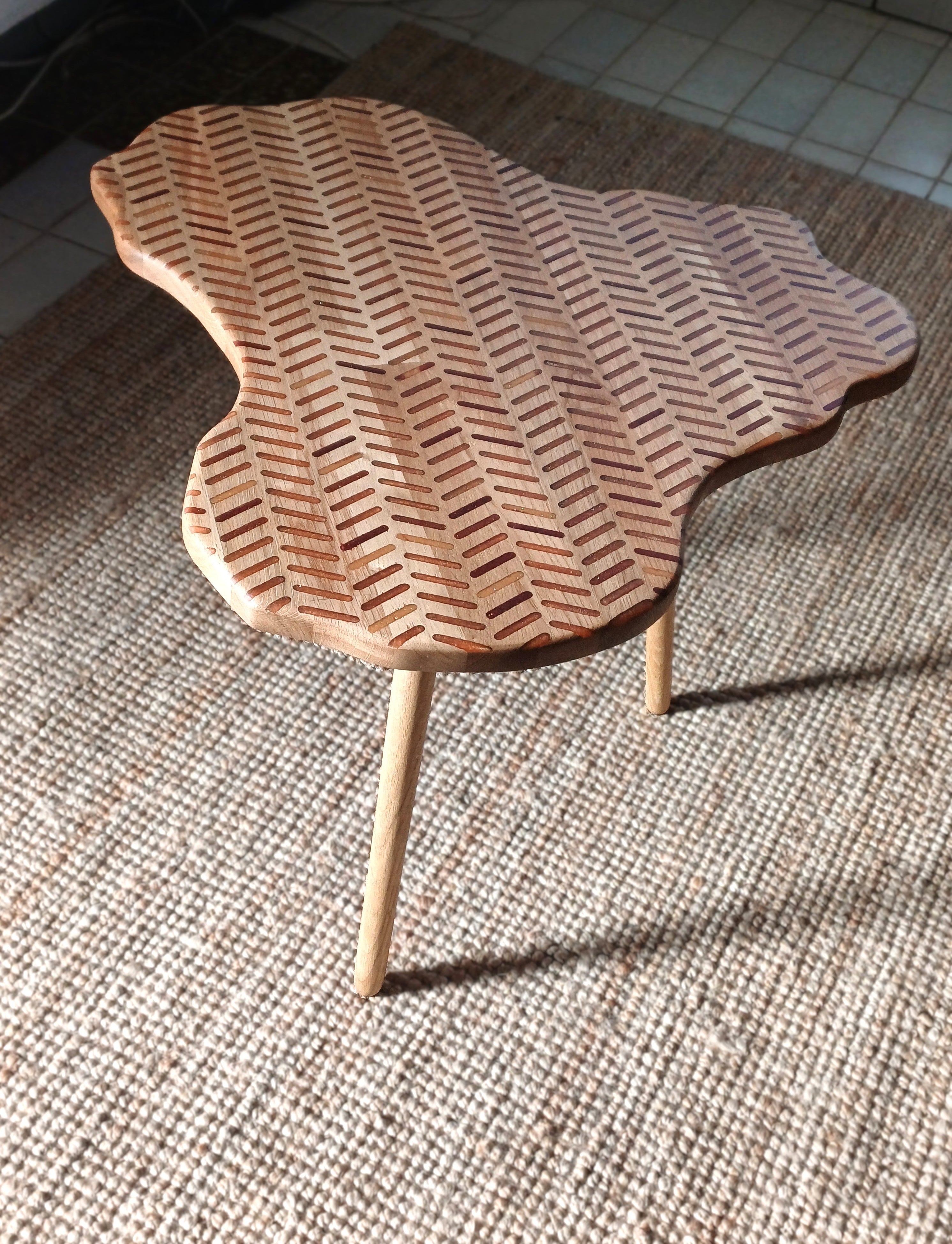 Handcrafted Oak Coffee Table 'Splash' - Handcrafted Oak Coffee Table – Freeform Design with Geometric Epoxy Pattern