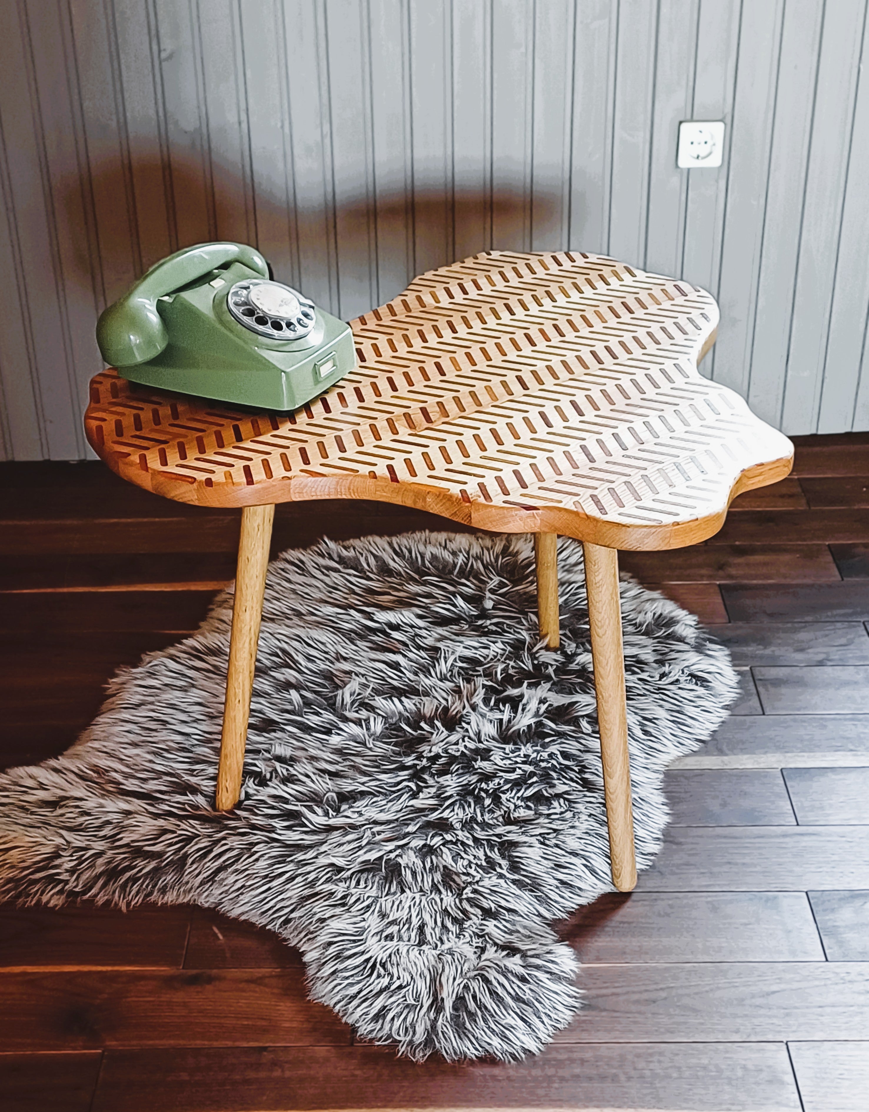 Handcrafted Oak Coffee Table 'Splash' - Handcrafted Oak Coffee Table – Freeform Design with Geometric Epoxy Pattern